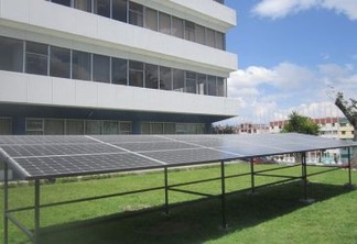 Painéis fotovoltaicos na sede da Organização Latino-Americana de Energia (Olade), em Quito, geram três quilowatts, o que reduz os custos da instituição e serve de unidade de demonstração para estimular o uso e a geração de energia solar. Foto: Mario Osava/IPS


