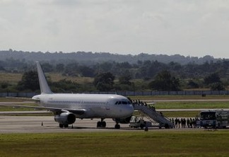 Passageiros entram em um avião com destino ao exterior no Aeroporto Internacional José Martí, em Havana. Foto: Jorge Luis Baños/IPS