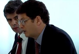 Ex-ministro da saúde, Nelson Teich observa o ministro do Meio Ambiente, Ricardo Salles, dizer que o momento de tranquilidade da mídia deve ser aproveitado para “passar a boiada”