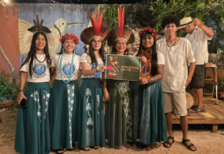 O grupo As Karuana, de Alter do Chão, recolhe assinaturas em defesa da Amazônia