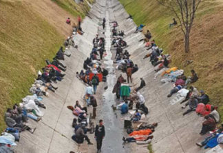Pessoas em situação de rua se aglomeram nos canais da cidade de Bogotá, após serem expulsos da região conhecida como Bronx. Fonte: Juan D.Barragán / Periódico Semana